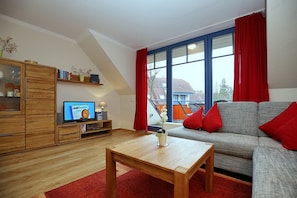 Fernseher, DVD-Player, Bücher, Stereoanlage