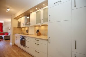 Fridge, microwave, oven, stovetop - Papillon Wohnung 06-7 (Ostseebad Boltenhagen)