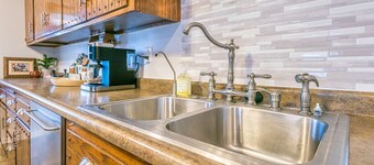 Cottage in the City - Historic Charm, Modern Touch