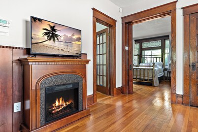 Cottage in the City - Historic Charm, Modern Touch