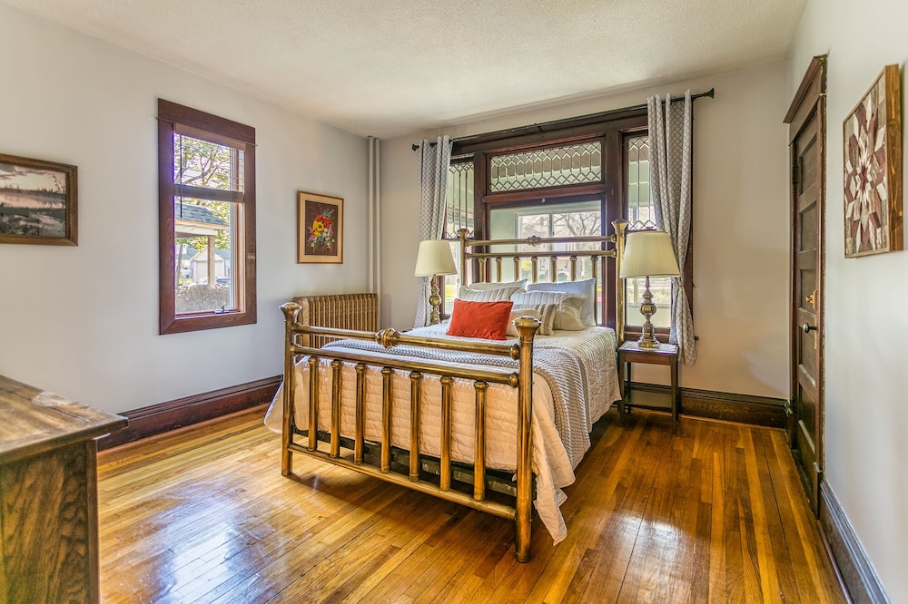 Cottage in the City - Historic Charm, Modern Touch