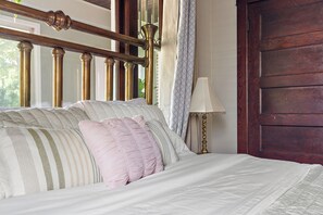 2 bedrooms, iron/ironing board, free WiFi, bed sheets - Cottage in the City - Historic Charm, Modern Touch (Saint Paul)