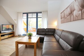 Televisie, een dvd-speler en een stereo