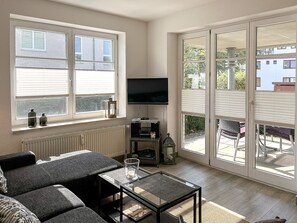 Fernseher, DVD-Player, Bücher, Stereoanlage