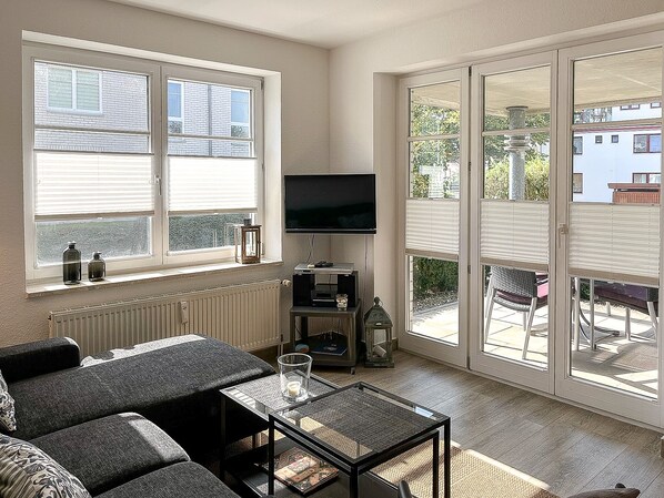 TV, DVD player, books, stereo - Dünenblick Wohnung 37 (Ostseebad Boltenhagen)