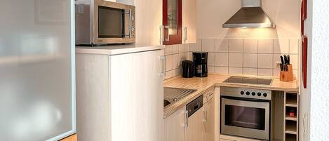 Frigorifero, microonde, forno, piano cottura