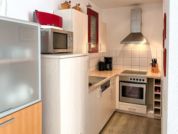 Kühlschrank, Mikrowelle, Ofen, Herdplatte