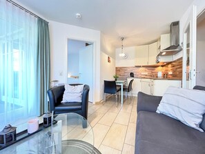 Fernseher, DVD-Player, Bücher, Stereoanlage