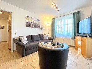 Fernseher, DVD-Player, Bücher, Stereoanlage