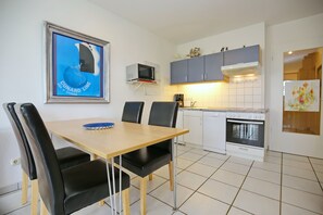 Fridge, microwave, oven, stovetop - Dünenblick Wohnung 44 (Ostseebad Boltenhagen)