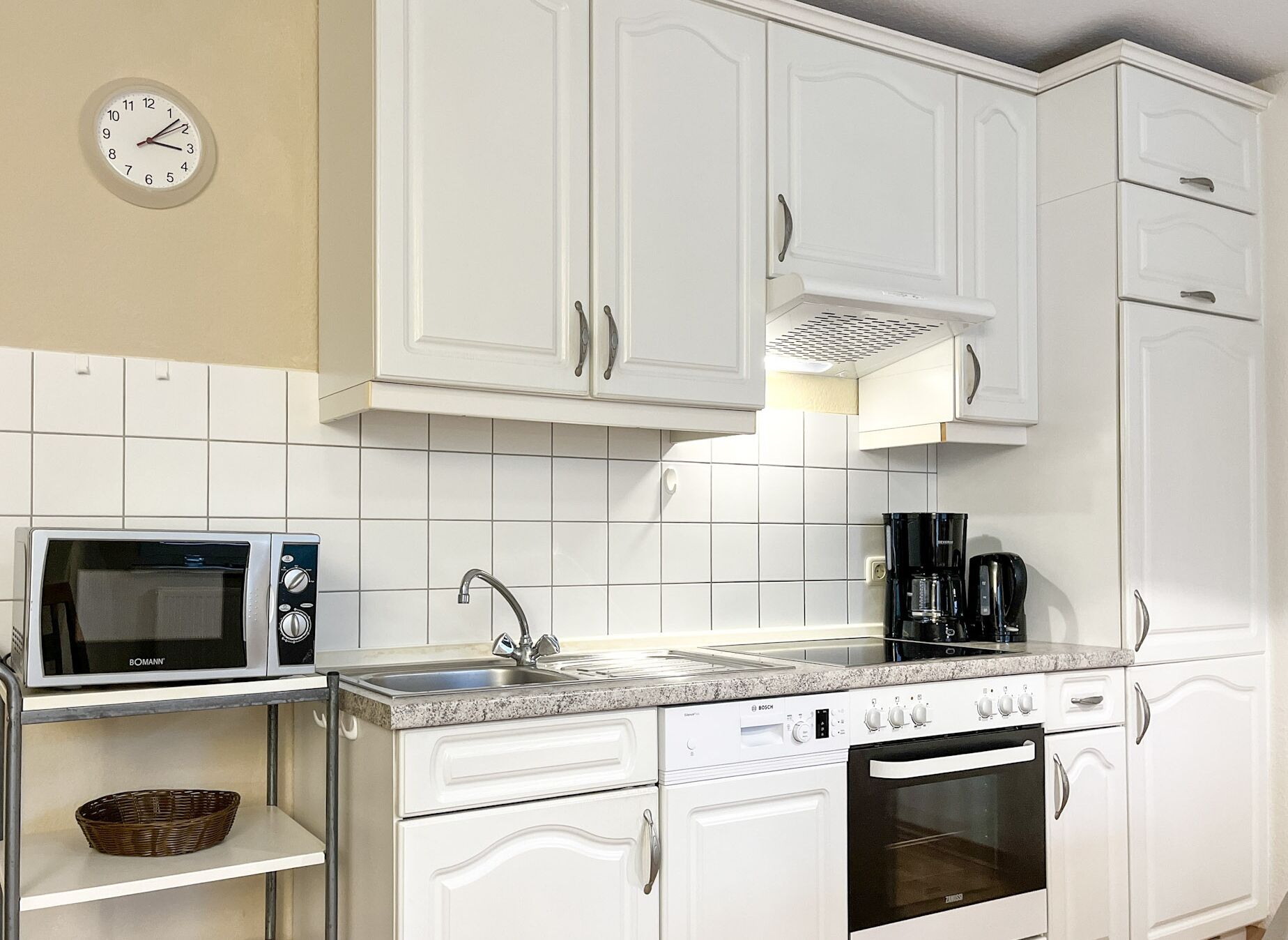 Kylskåp, mikrovågsugn, ugn och spishäll