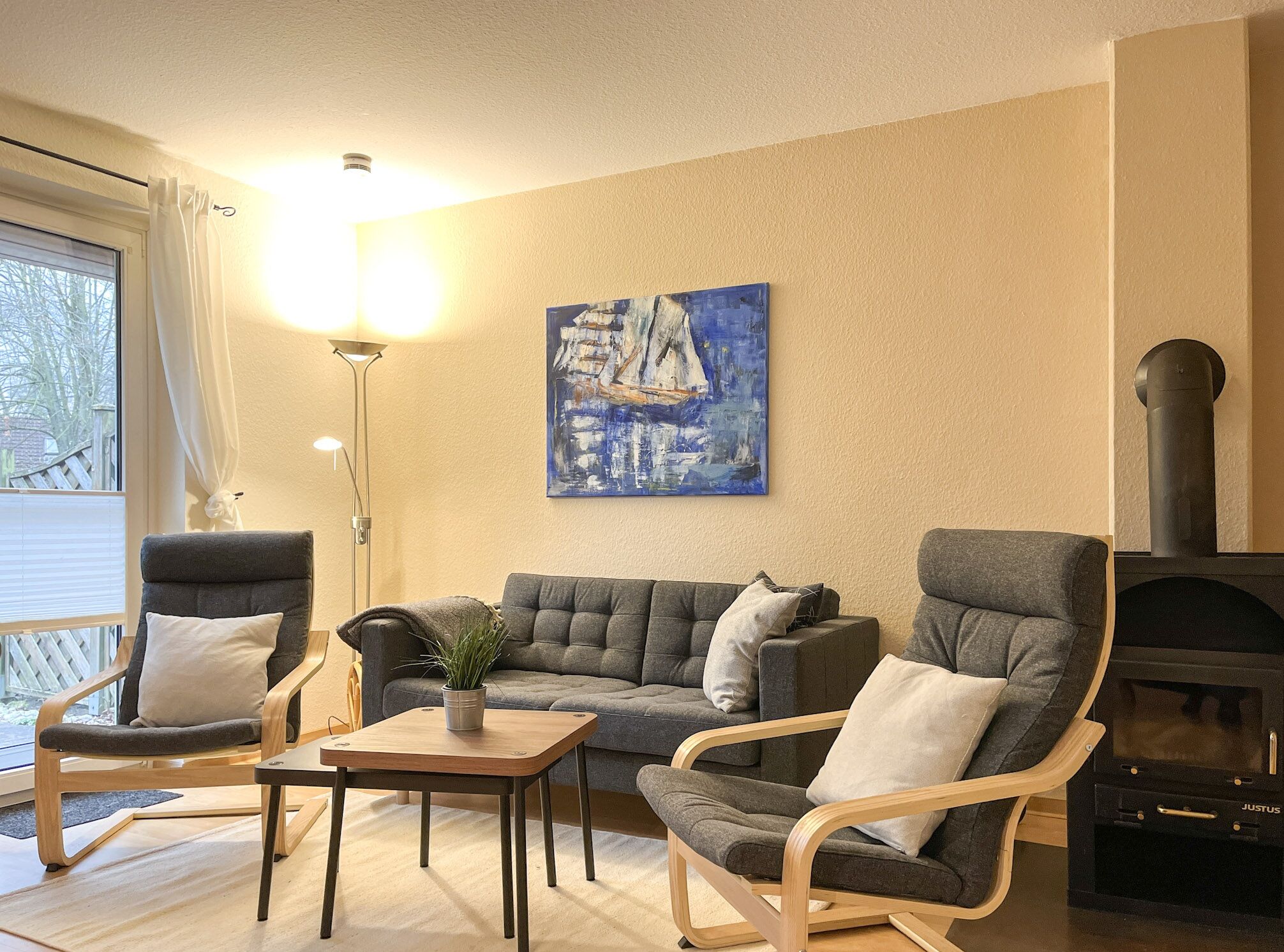 Televisión, chimenea, libros y estéreo 