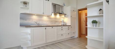 冰箱、微波炉、烤箱、炉灶