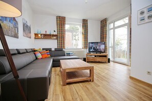 Fernseher, DVD-Player, Stereoanlage