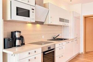 Kühlschrank, Mikrowelle, Ofen, Herdplatte