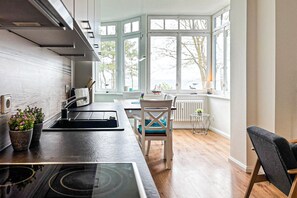 Frigorífico, microondas, horno y placa de cocina