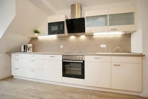 Kühlschrank, Mikrowelle, Ofen, Herdplatte