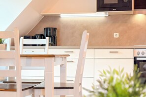 Fridge, microwave, oven, stovetop - Villa Triton Wohnung 05 (Ostseebad Boltenhagen)