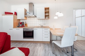 Kühlschrank, Ofen, Herdplatte, Geschirrspüler