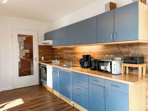 ثلاجة، ميكروويف، فرن، موقد طهي مسطح