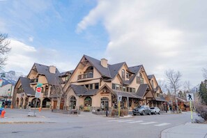 Exterior - 2 Bedroom + Den Penthouse  | Balcony + Fireplace (Canmore)