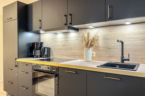 Kühlschrank, Mikrowelle, Herdplatte, Wasserkocher mit Kaffee-/Teezubehör