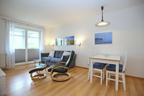 Fernseher, Bücher, Stereoanlage