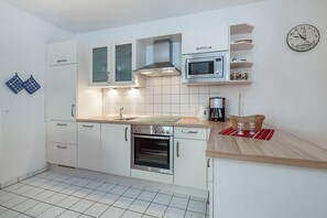 Frigorífico, horno, placa de cocina y lavavajillas