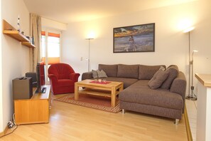 Fernseher, Bücher, Stereoanlage