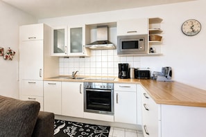 Coffee/tea maker, fridge, oven, stovetop