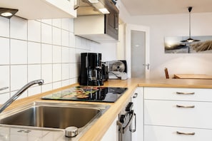 Wasserkocher mit Kaffee-/Teezubehör, Kühlschrank, Ofen, Herdplatte
