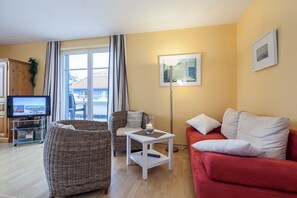 Fernseher, DVD-Player, Bücher, Stereoanlage