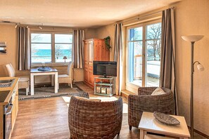 Fernseher, DVD-Player, Bücher, Stereoanlage