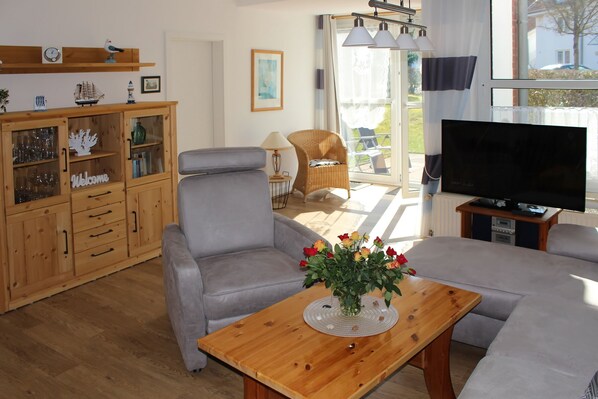 TV, DVD player, books, stereo