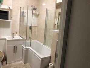 Bathroom - Entire Flat Very Comfortable 1 Bedroom London (London)