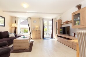 Fernseher, DVD-Player, Bücher, Stereoanlage