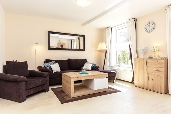 Fernseher, DVD-Player, Bücher, Stereoanlage