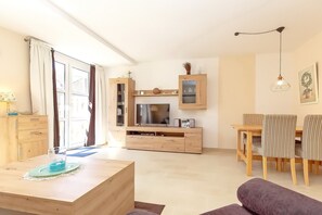 Fernseher, DVD-Player, Bücher, Stereoanlage