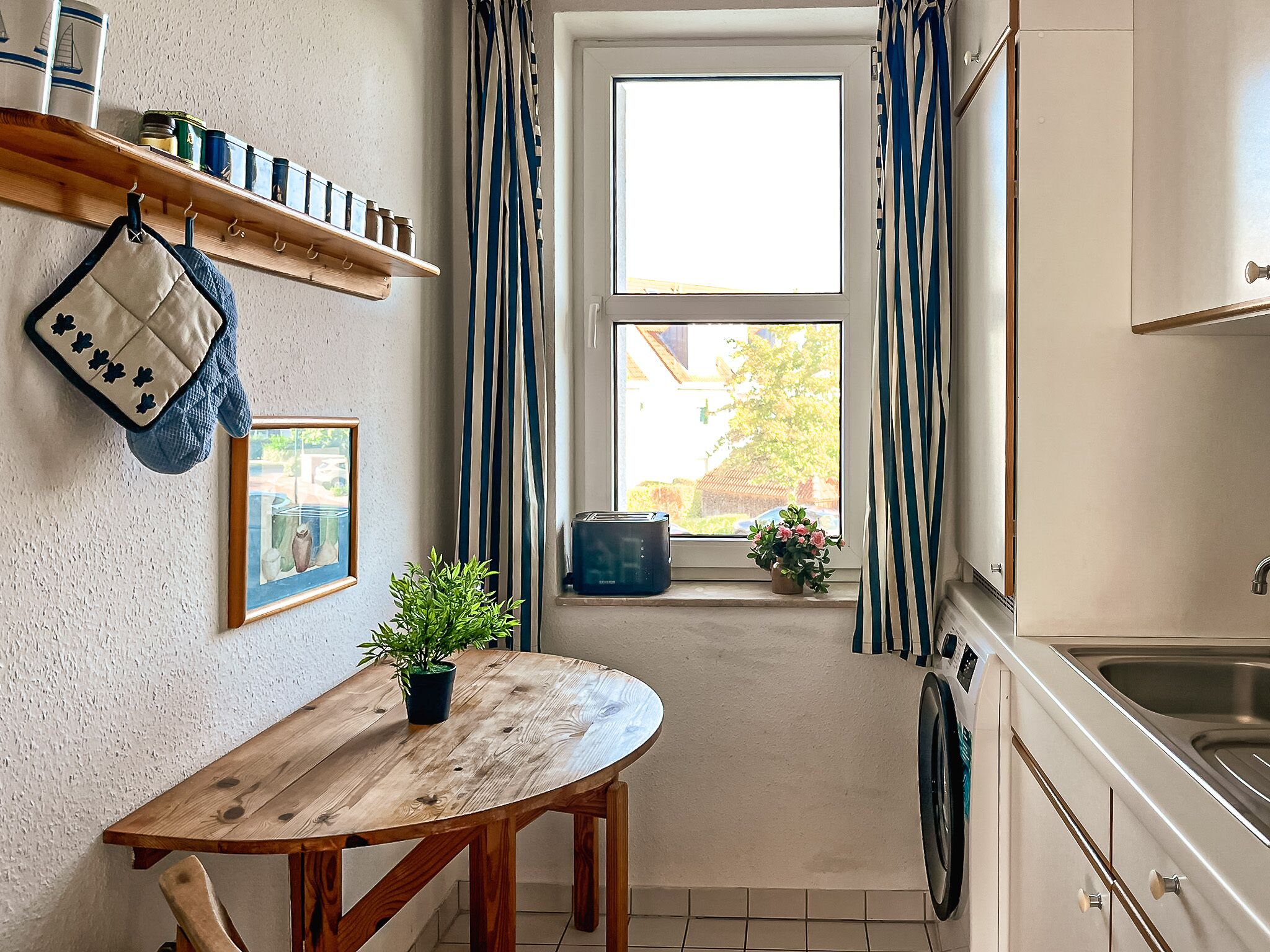 Fridge, oven, stovetop, coffee/tea maker