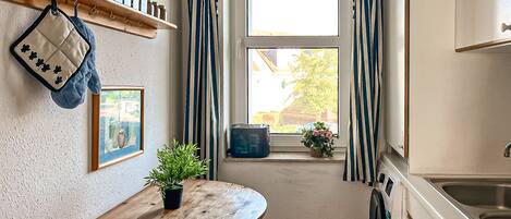 ثلاجة، فرن، موقد طهي مسطح، ماكينة لصنع القهوة/الشاي