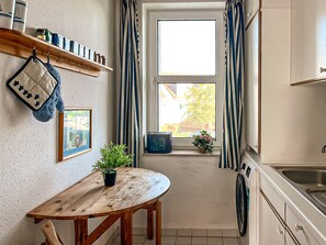 Kühlschrank, Ofen, Herdplatte, Wasserkocher mit Kaffee-/Teezubehör