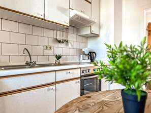 Kühlschrank, Ofen, Herdplatte, Wasserkocher mit Kaffee-/Teezubehör