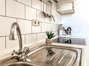 Kühlschrank, Ofen, Herdplatte, Wasserkocher mit Kaffee-/Teezubehör