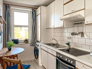 Kühlschrank, Ofen, Herdplatte, Wasserkocher mit Kaffee-/Teezubehör