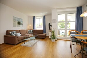 Fernseher, DVD-Player, Stereoanlage