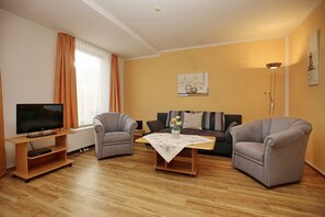 Fernseher, DVD-Player, Stereoanlage