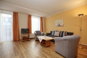 Fernseher, DVD-Player, Stereoanlage