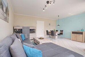 Fernseher, Bücher, Stereoanlage