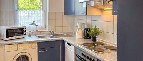 ثلاجة، ميكروويف، فرن، موقد طهي مسطح