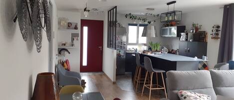 TV, DVD-spiller, bøker og musikkbibliotek